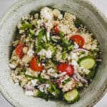 couscous feta salat in einer schüssel