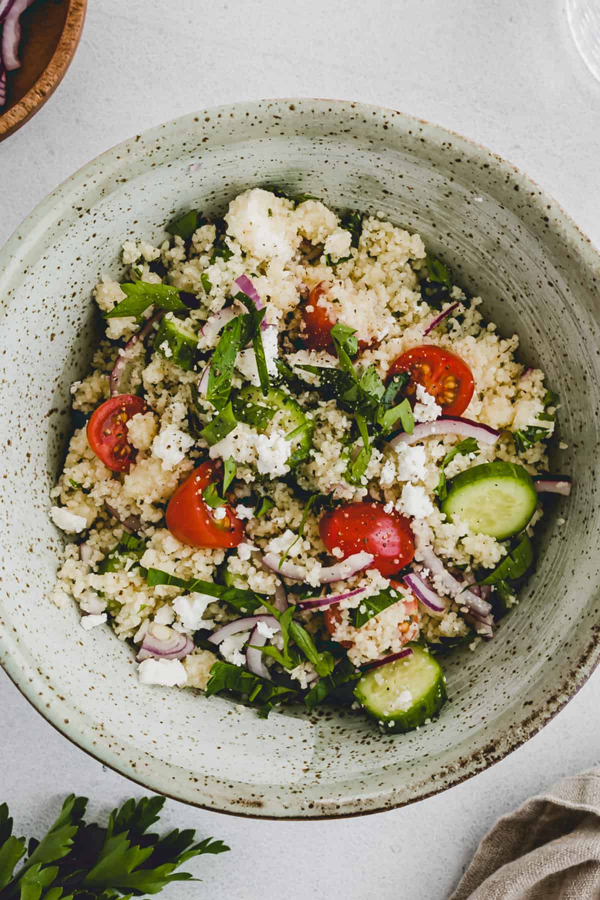 couscous feta salat in einer schüssel