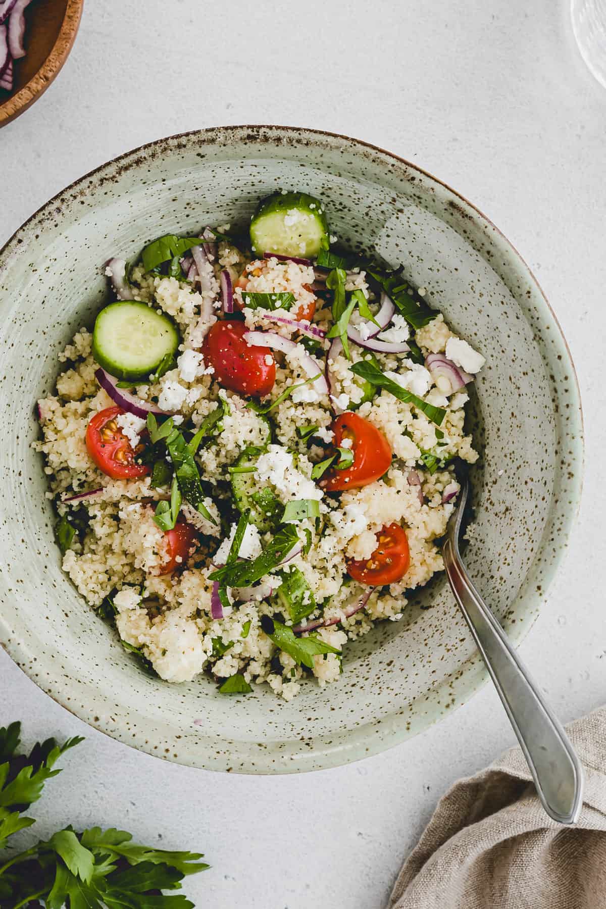 couscous salat mit feta, gurken, tomaten