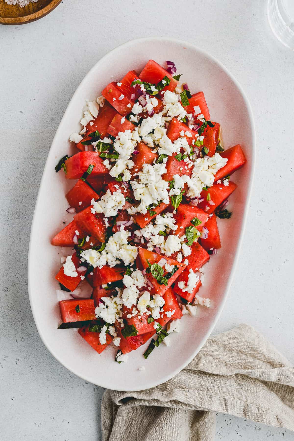 wassermelone feta salat auf einer servierplatte