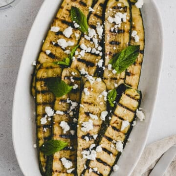 zucchini auf dem grill zubereitet und mit feta und minze serviert