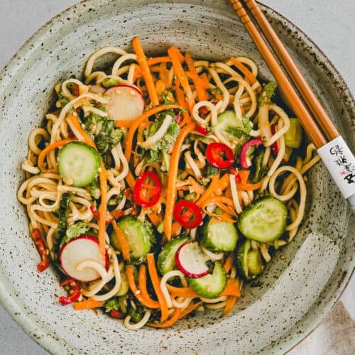 asiatischer nudelsalat mit erdnuss dressing von oben fotogafiert