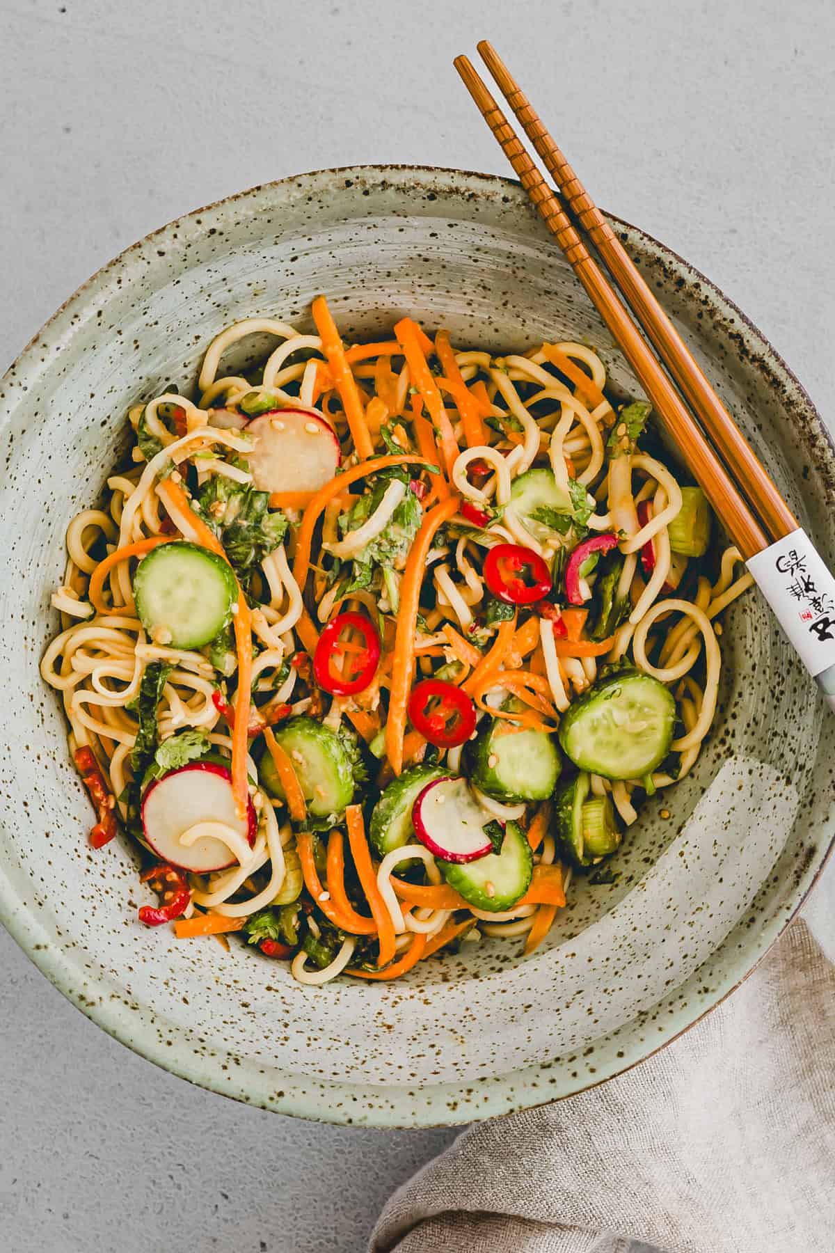 asiatischer nudelsalat mit erdnuss dressing von oben fotogafiert
