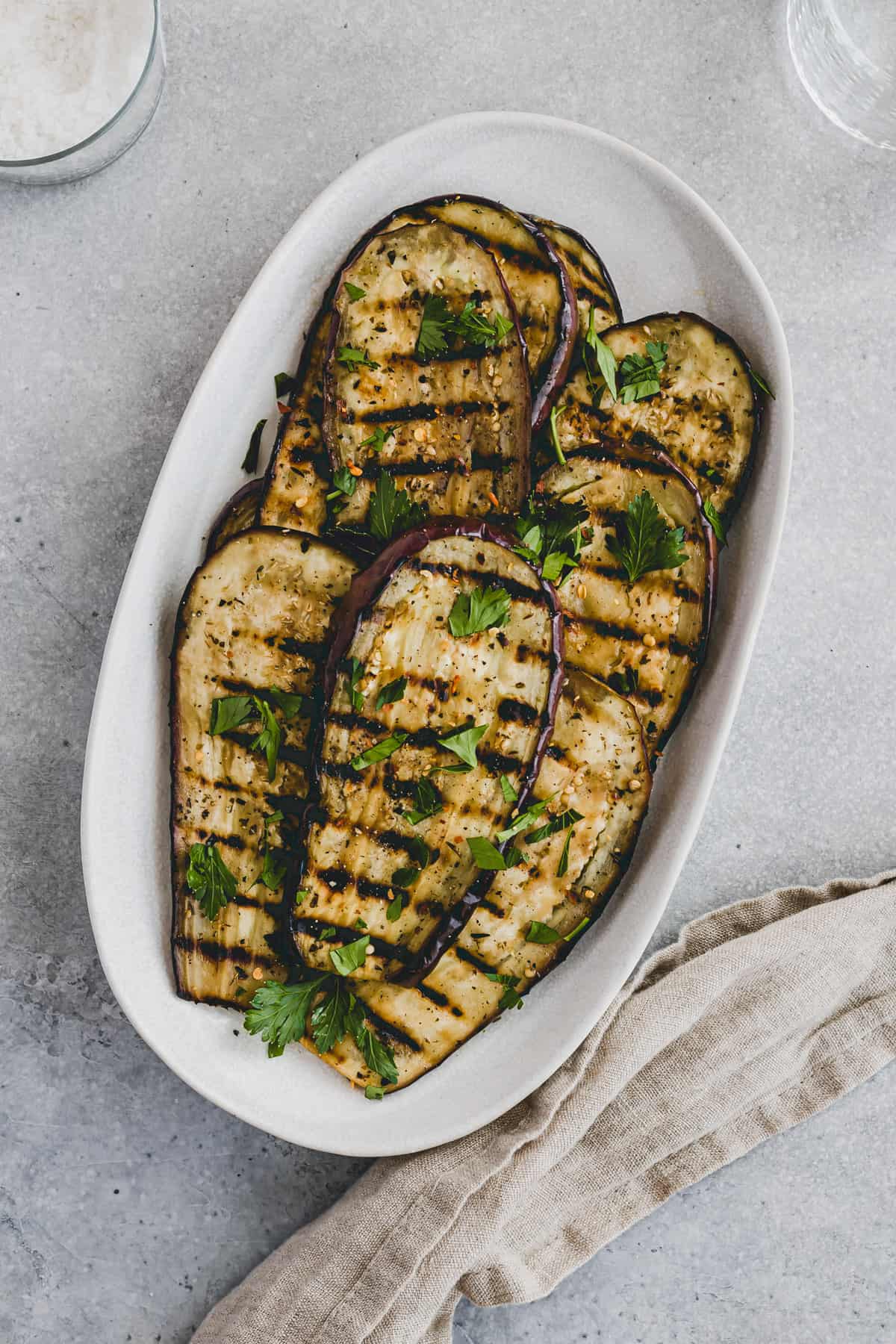 gegrillte aubergine auf einer servierplatte