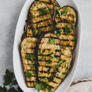 gegrillte aubergine auf einer servierplatte