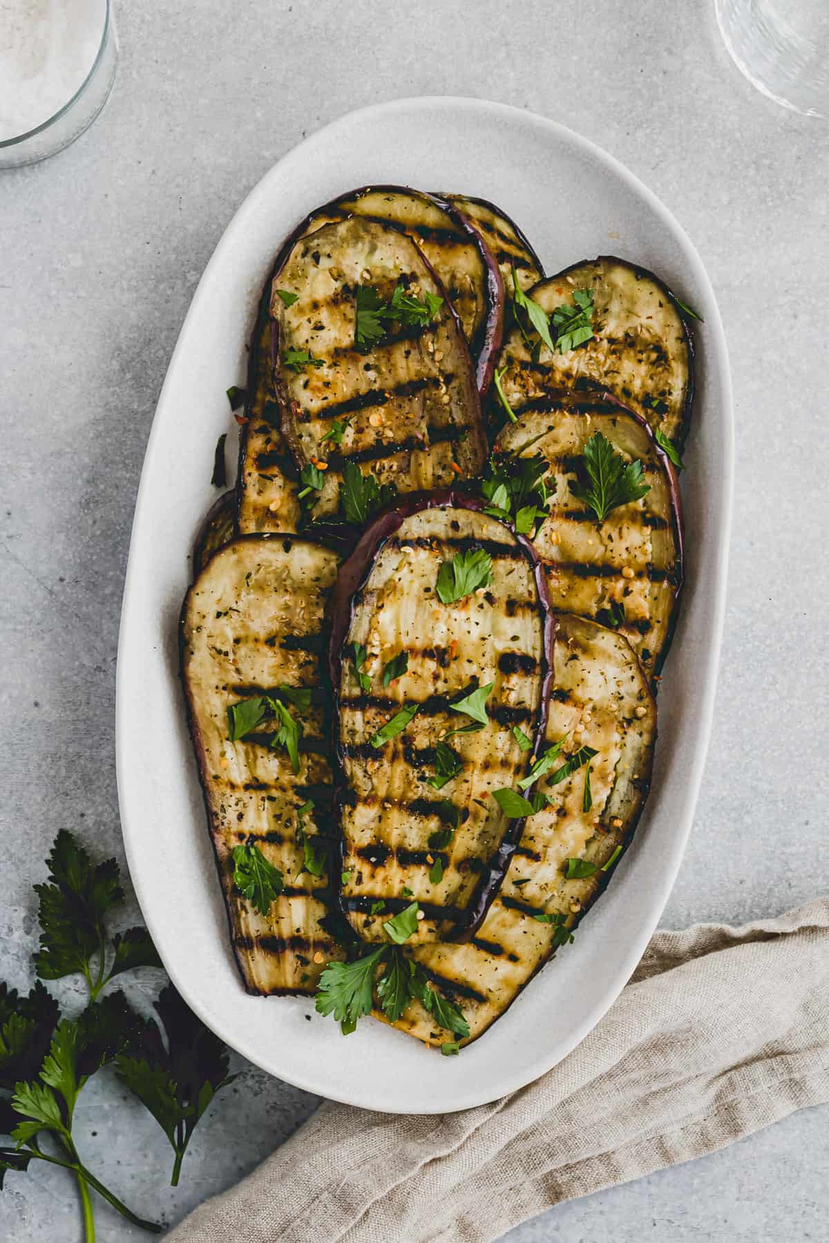 gegrillte aubergine auf einer servierplatte