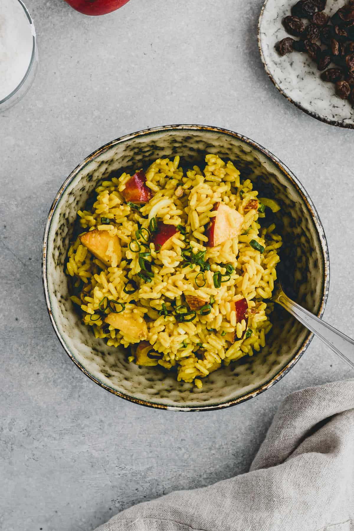 curry reissalat in einer schüssel