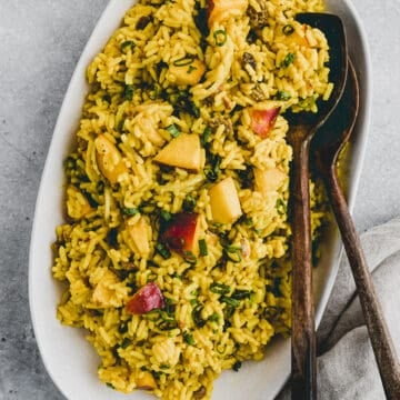 reissalat mit curry und nektarinen auf einer platte