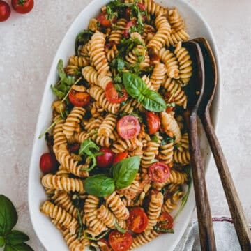 nudelsalat mit pesto, cherrytomaten, und rucola