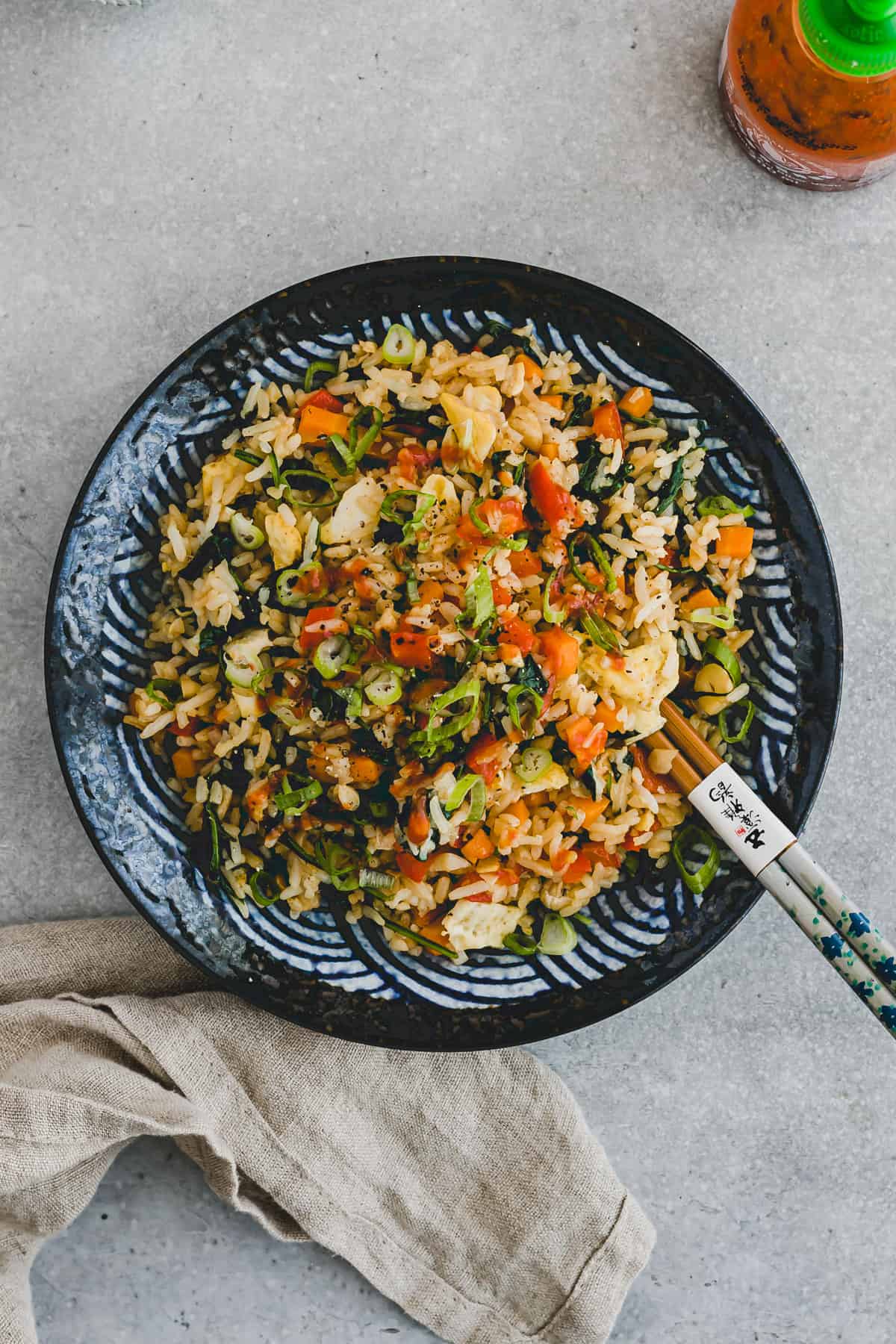 vegetarischer fried rice mit gemüse und ei