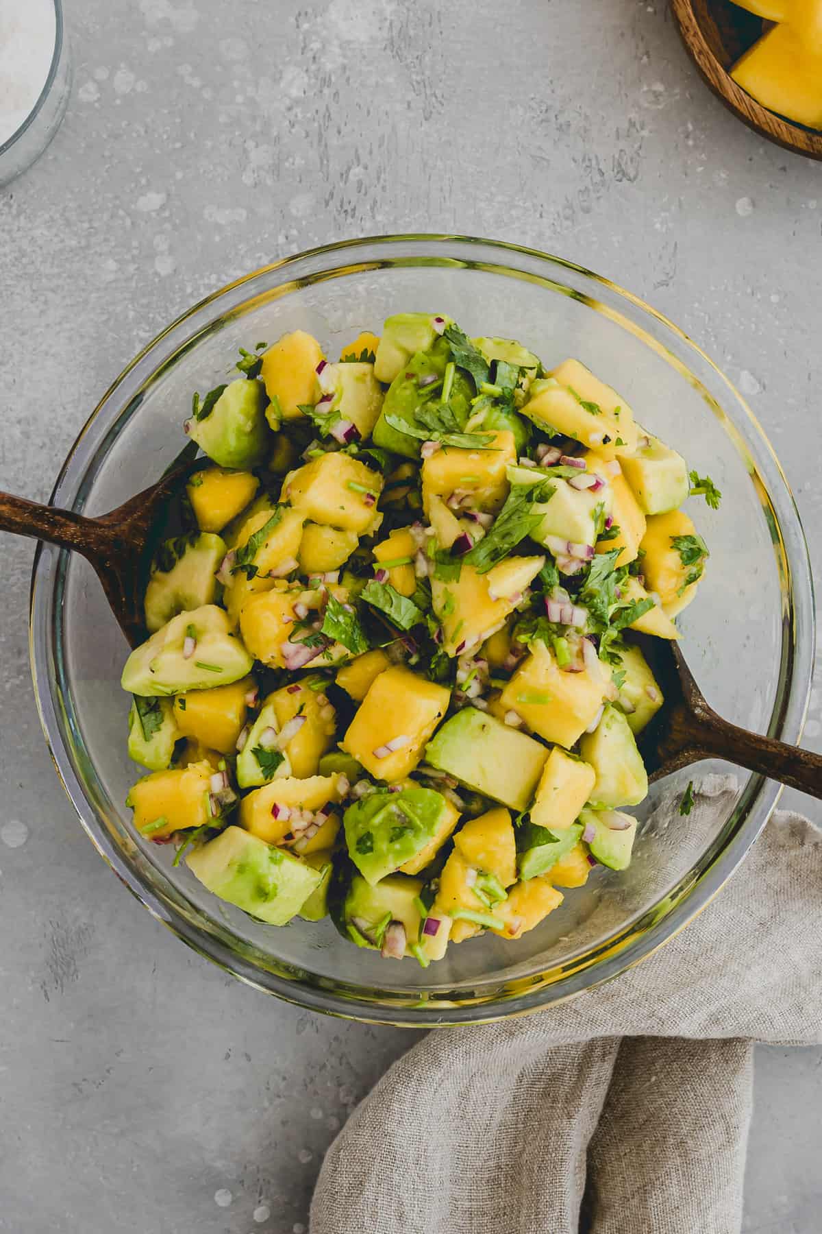 mango avocado salat in einer glasschüssel