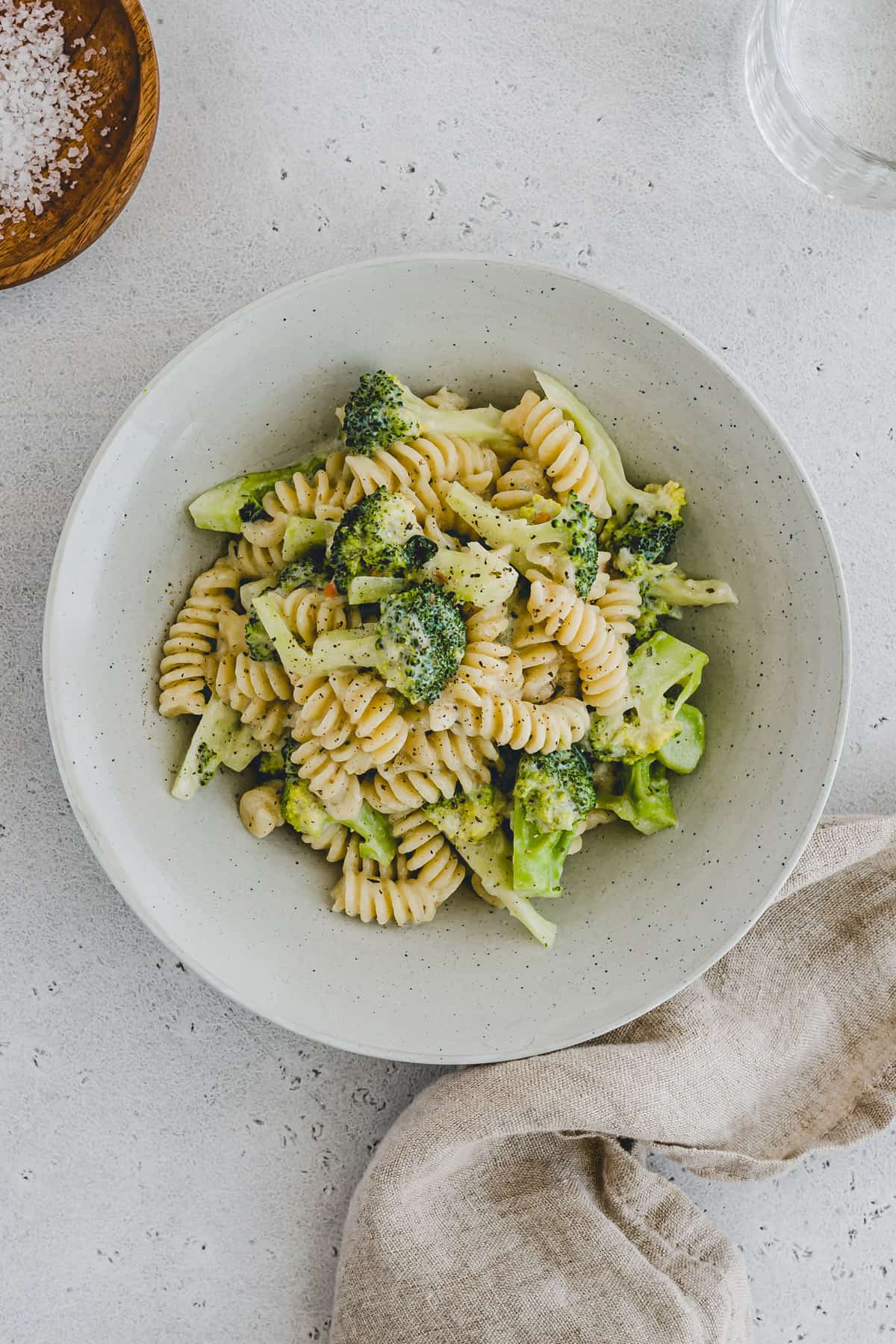 one pot pasta mit brokkoli in einem pastateller