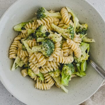vegetarian broccoli one pot pasta in a pasta plate