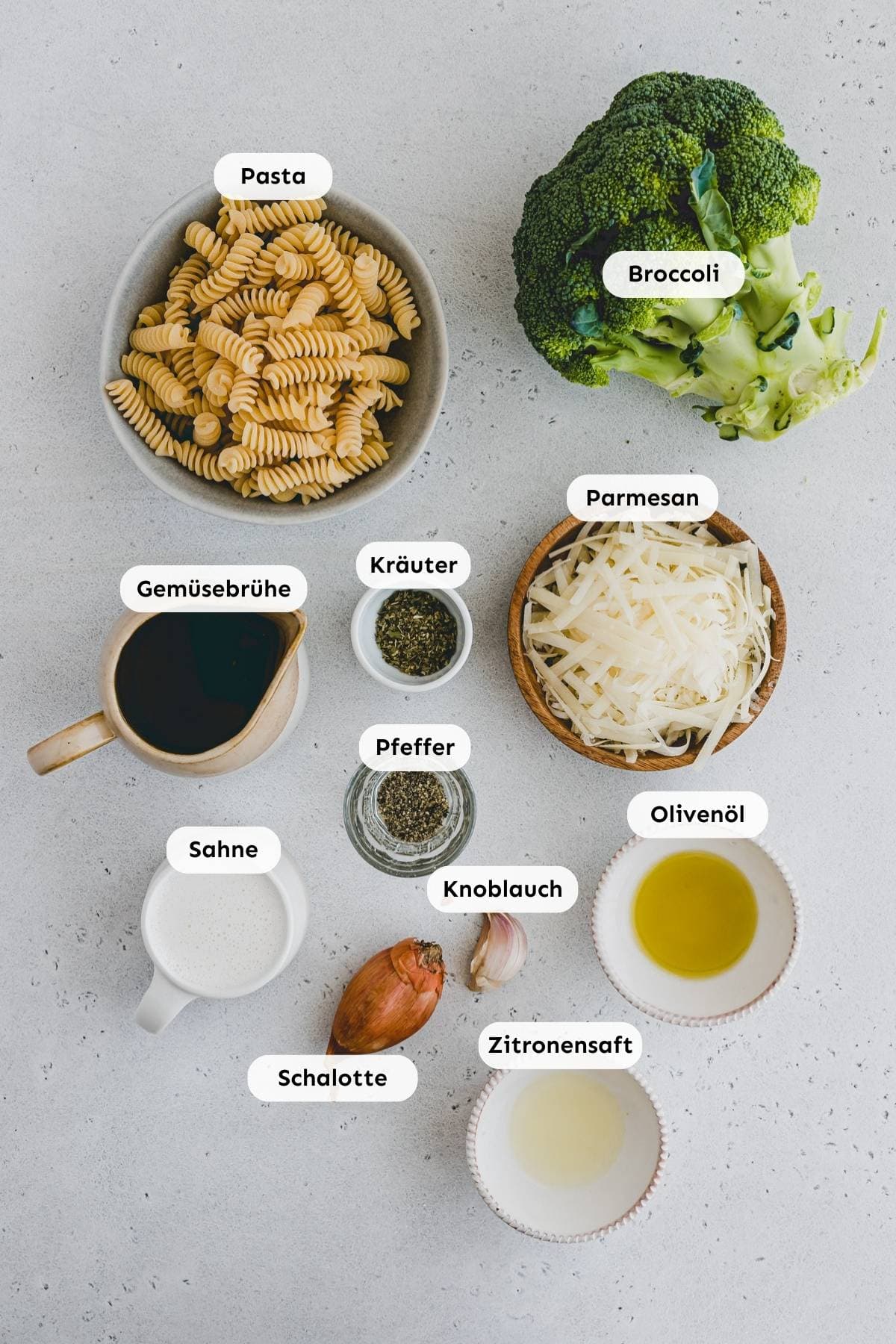 Zutaten in kleine Schälchen abgefüllt und von oben fotografiert