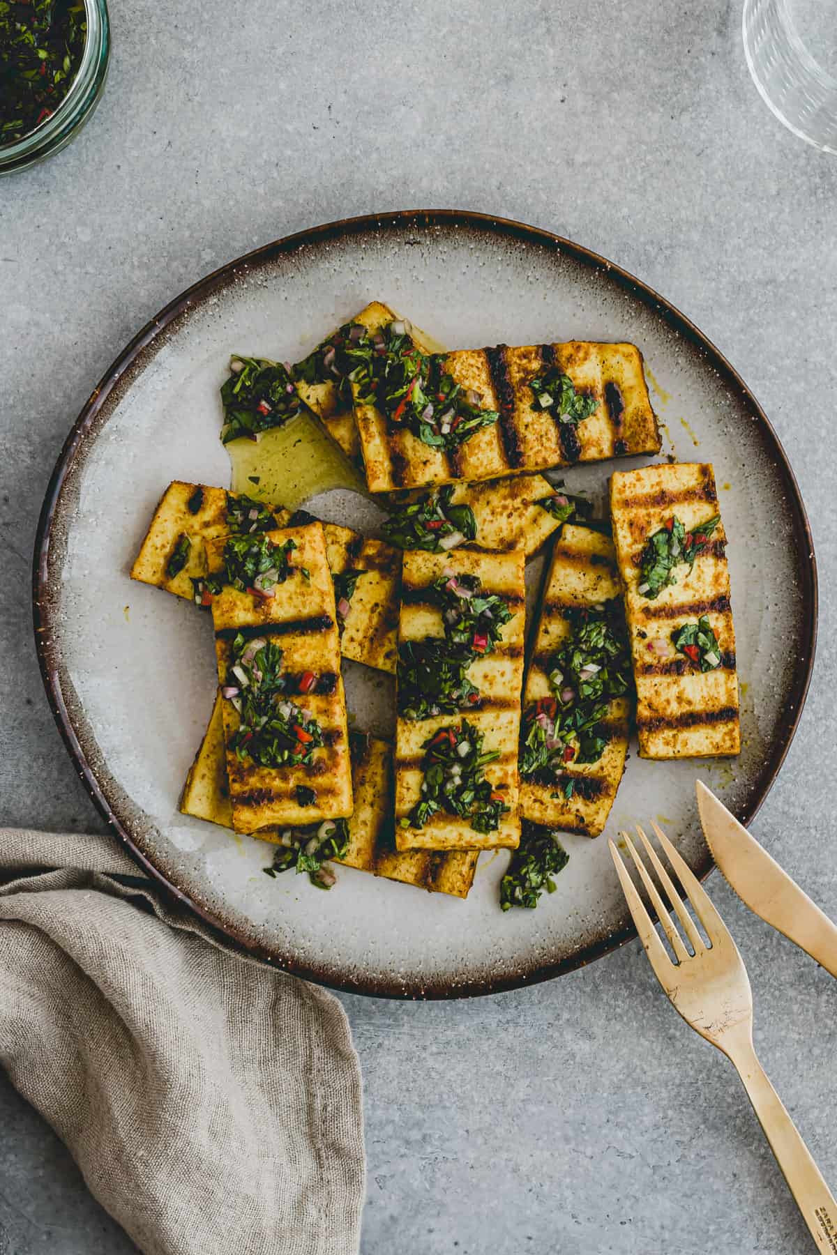 tofu vom grill mit chimichurri