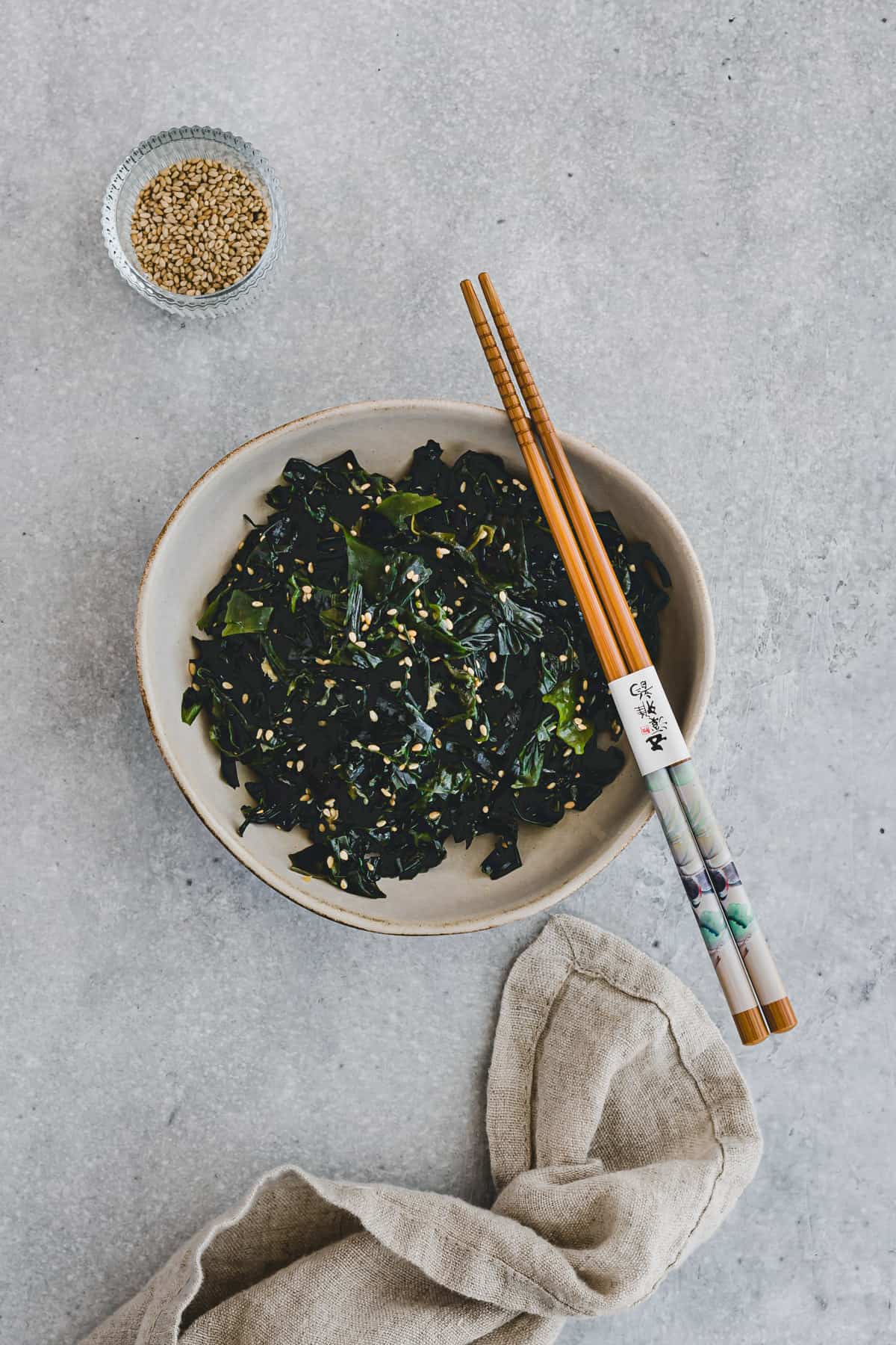 japanischer algensalat mit sesam in einer schüssel