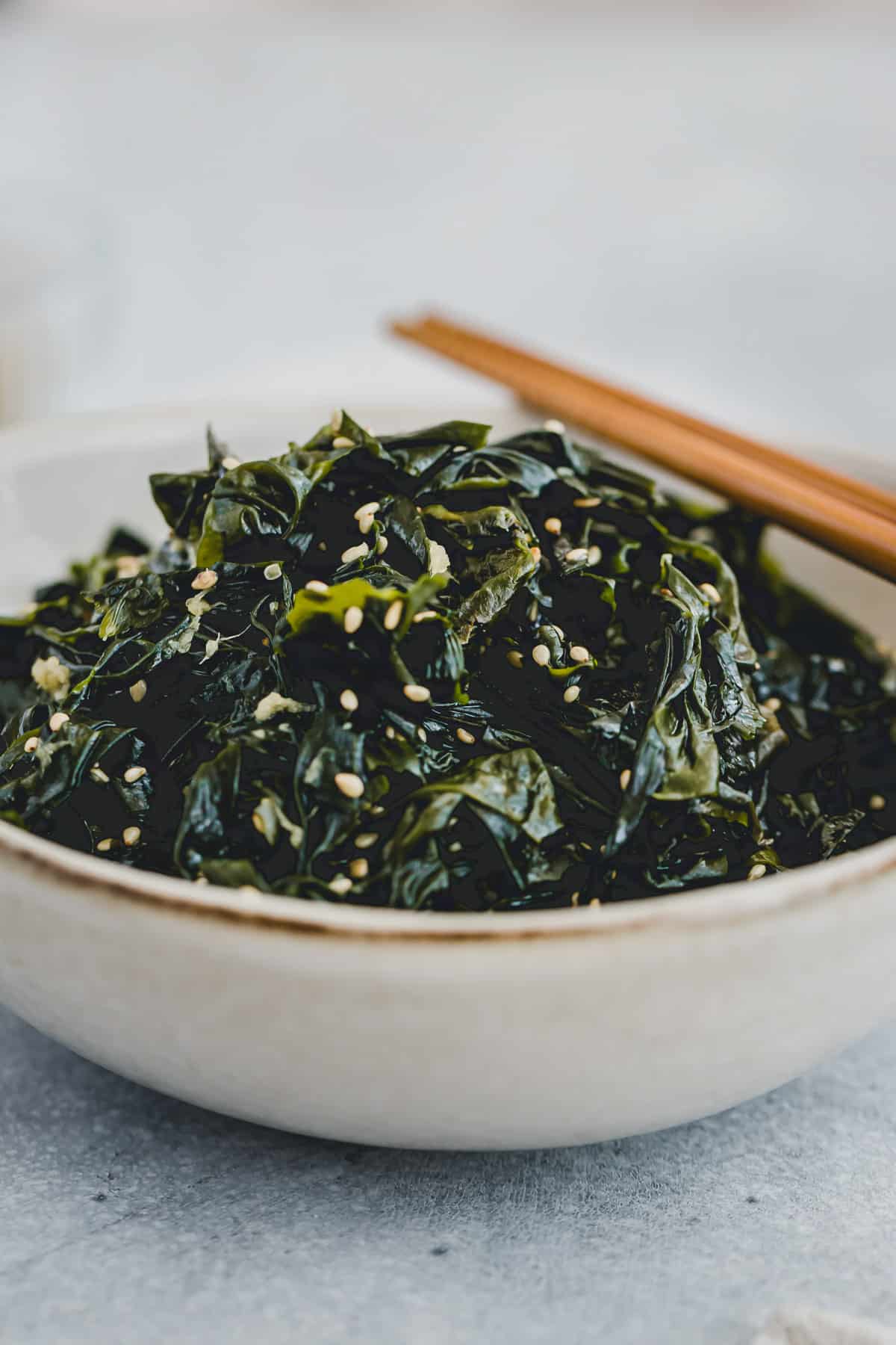 goma wakame in einer schüssel mit stäbchen