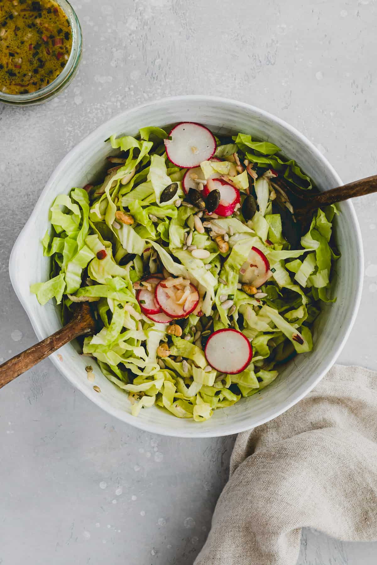 eine schüssel mit zuckerhut salat