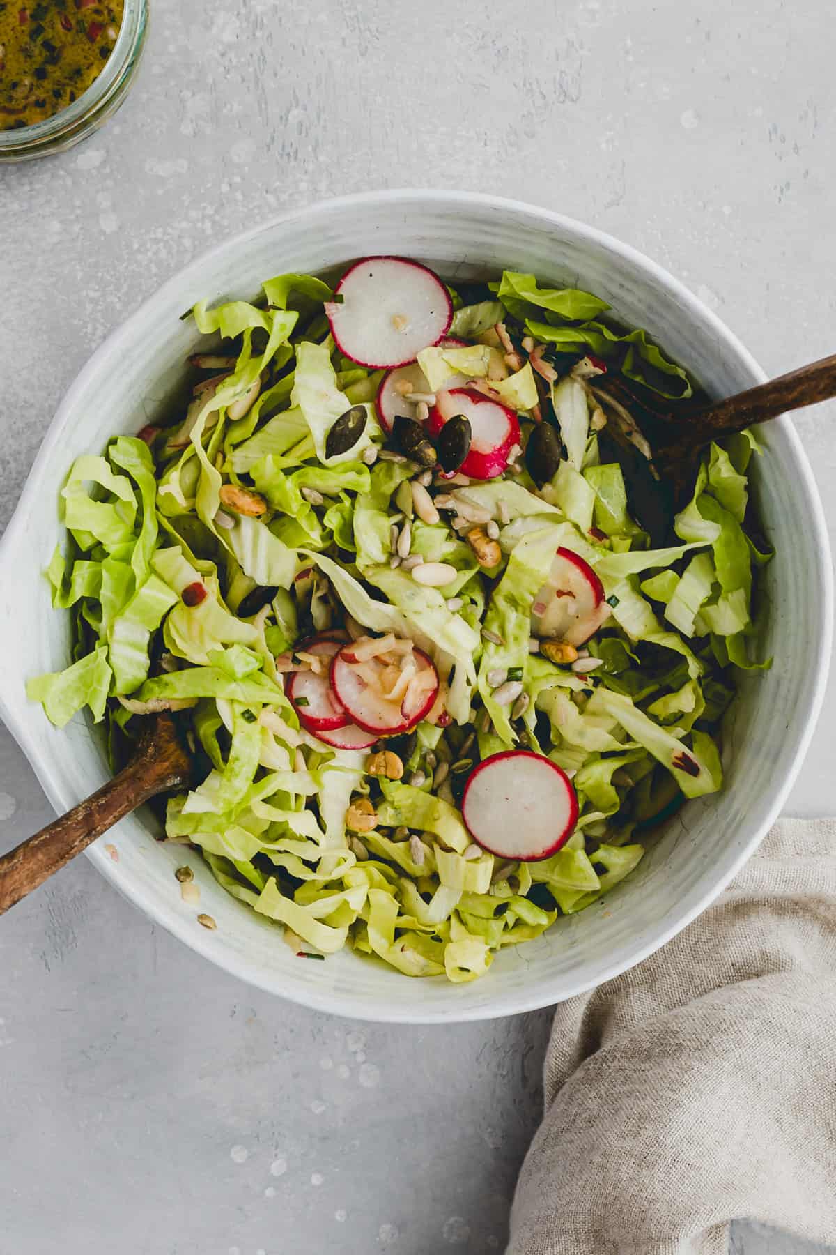 zuckerhut salat in einer salatschüssel