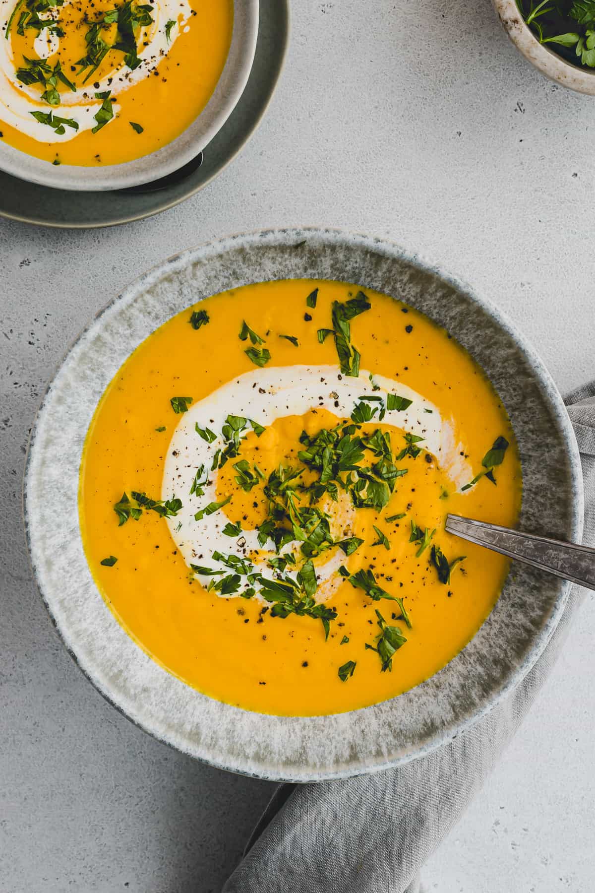 karottensuppe mit kokosmilch in schüsseln