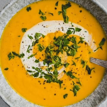 karottensuppe mit kokosmilch in einer schüssel