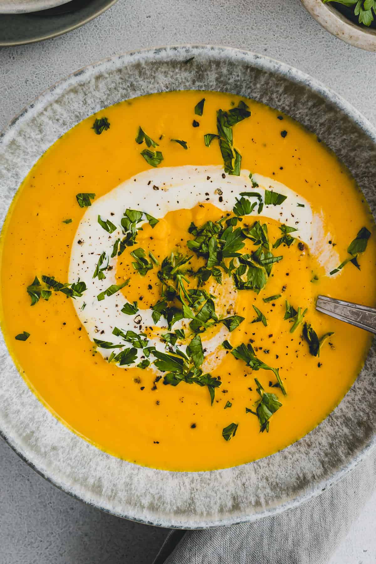 karottensuppe mit kokosmilch in einer schüssel