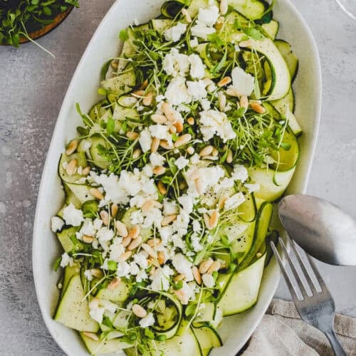 roher zucchinisalat mit feta auf einer schüssel serviert