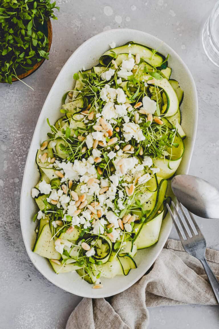 roher zucchinisalat mit feta auf einer schüssel serviert