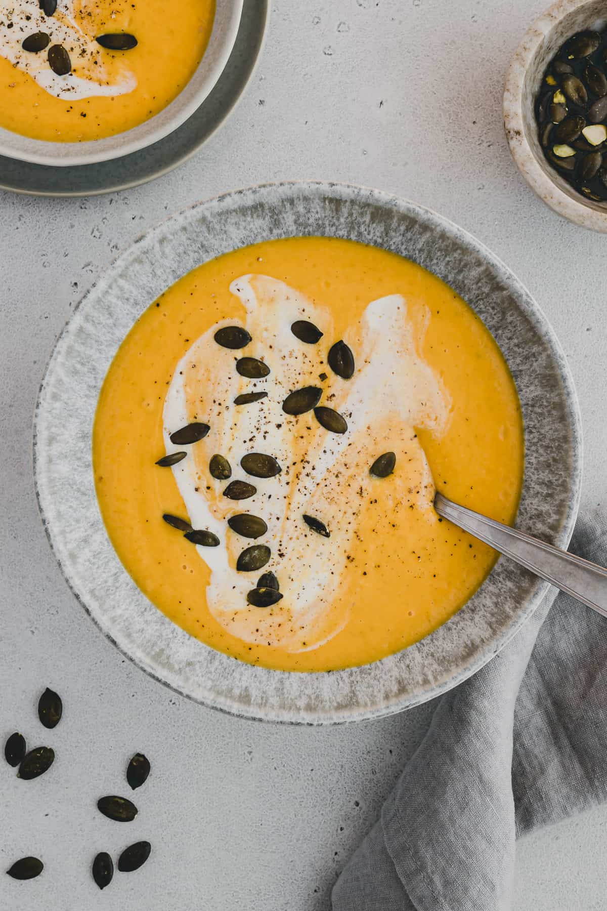 geröstete apfel kürbis suppe in einer schüssel mit einem löffel