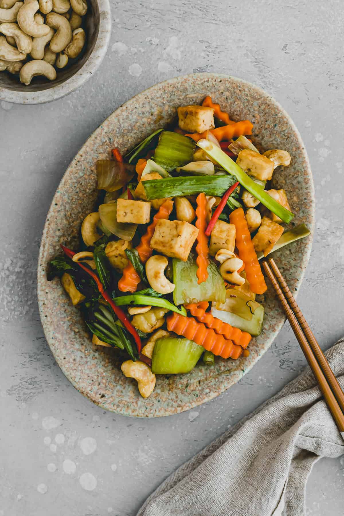 eine servierplatte mit veganem cashew chicken