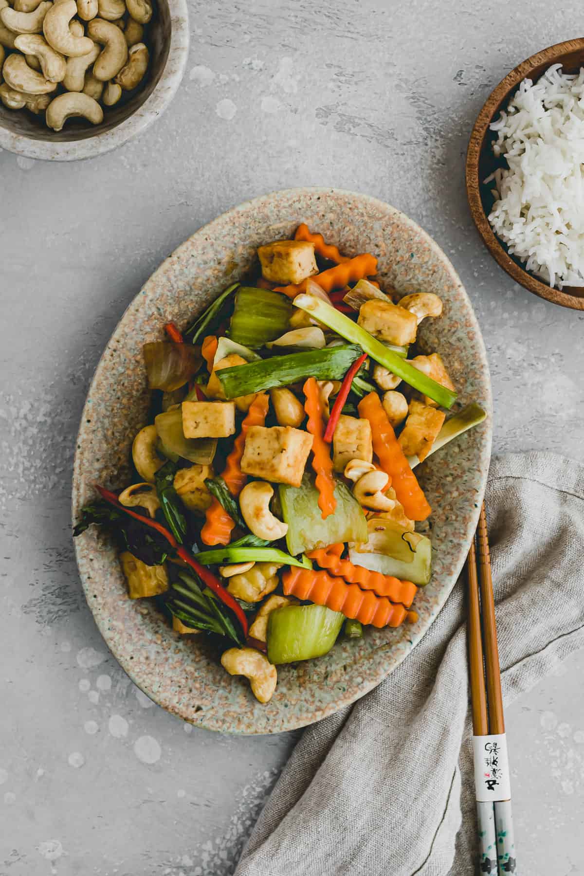 cashew tofu mit reis serviert