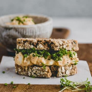 eier sandwich mit kresse auf einem holzbrett