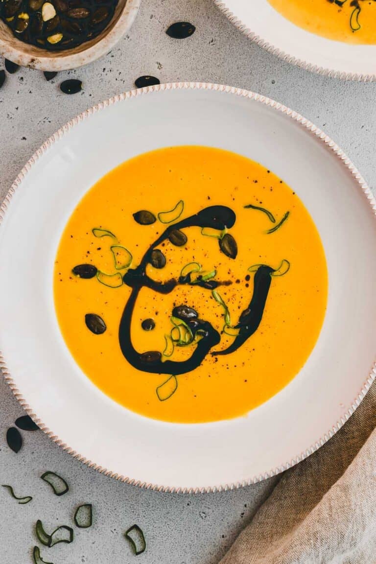 Kürbis Kartoffel Suppe einer Suppenschüssel mit Kürbiskernen dekoriert und von oben fotografiert
