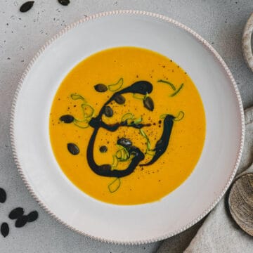 kürbis kartoffel suppe in einem suppenteller