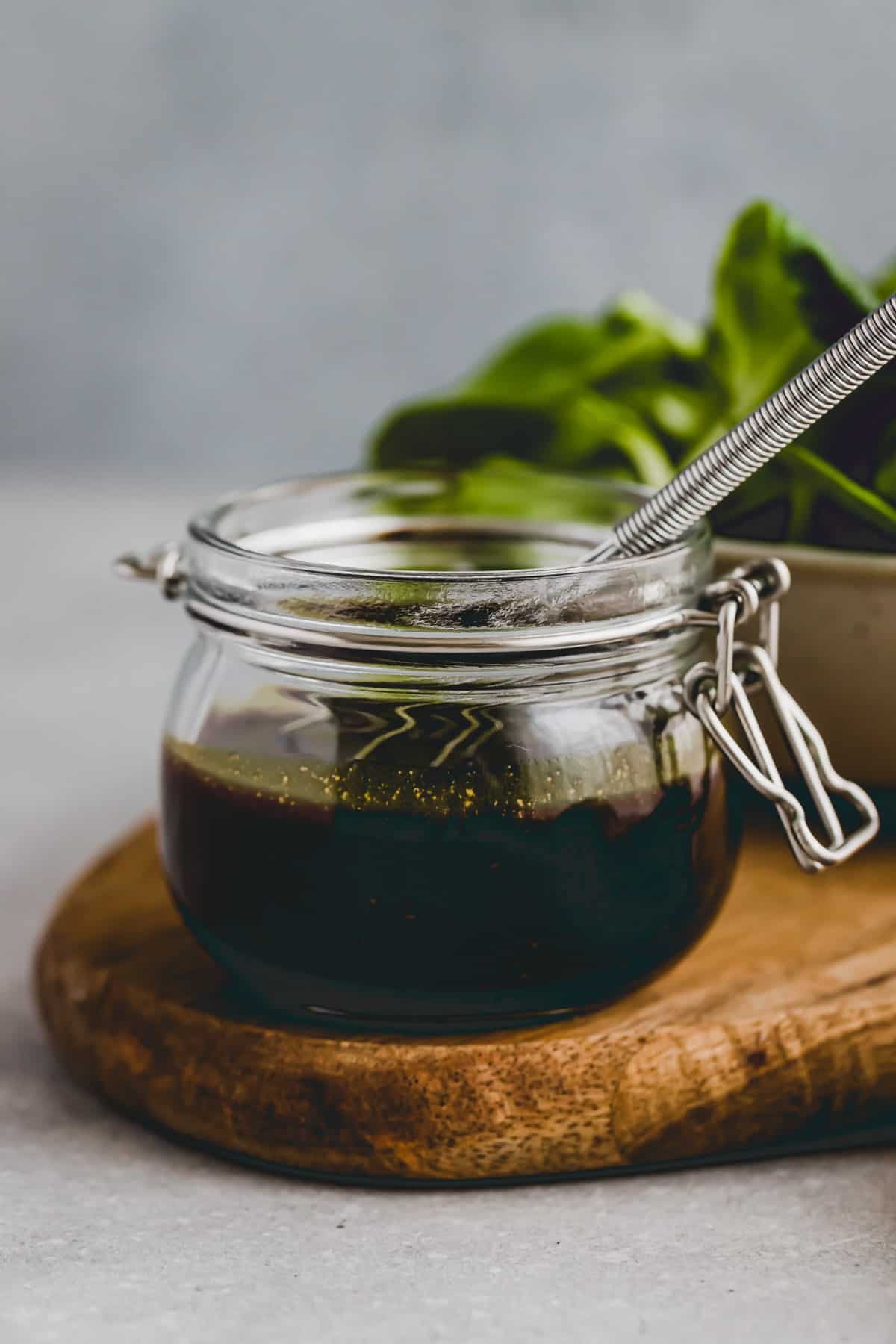 nahaufnahme von kürbiskernöl dressing in einem glas