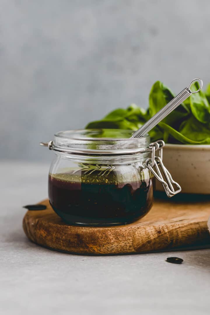kürbiskernöl dressing in einem glas