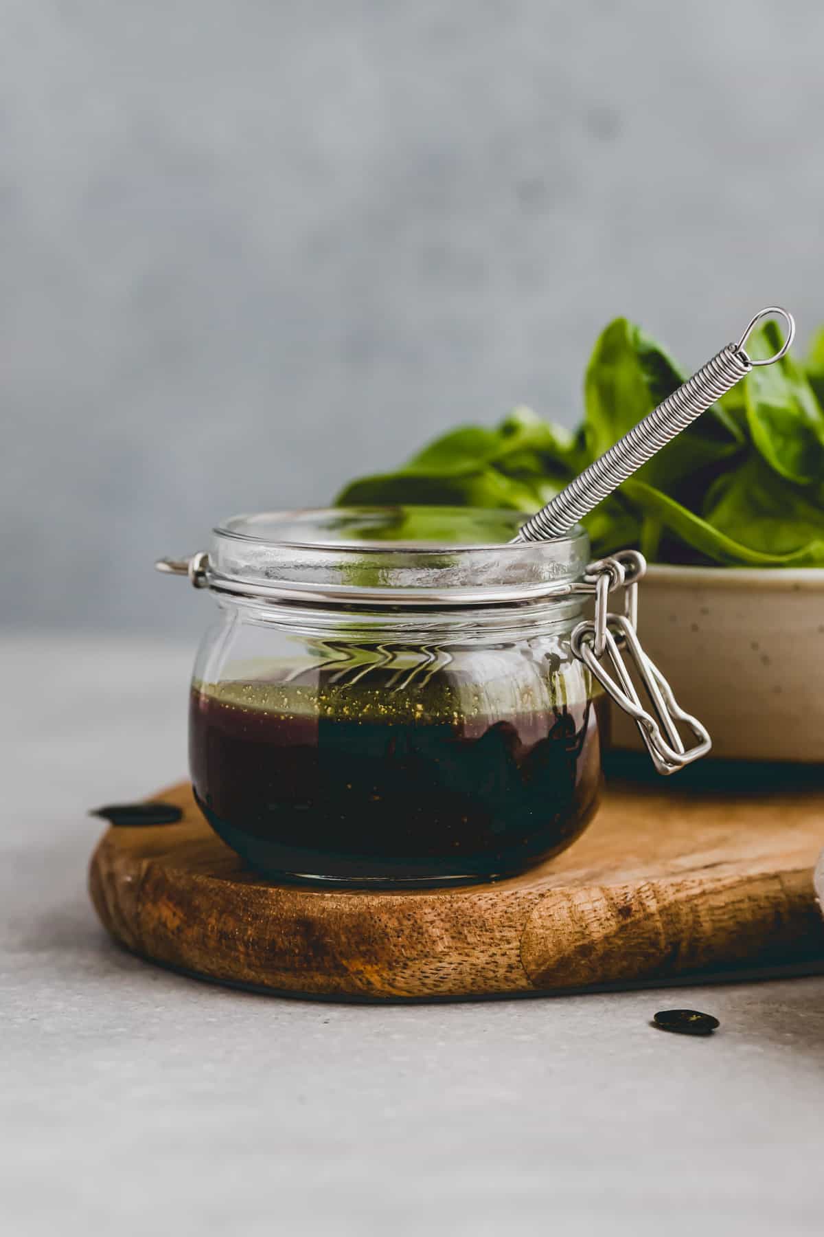 kürbiskernöl dressing in einem glas