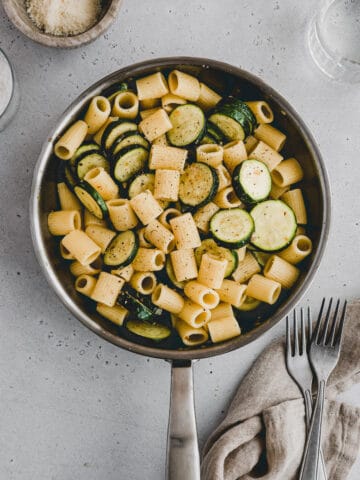 pasta mit zucchini in einer bratpfanne