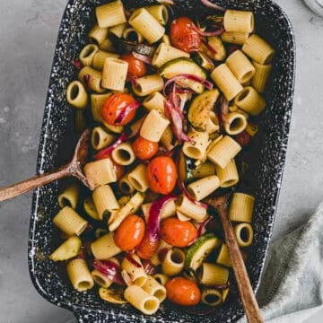 pasta mit zucchini und tomaten in einer auflaufform