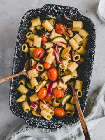 pasta mit zucchini und tomaten in einer auflaufform