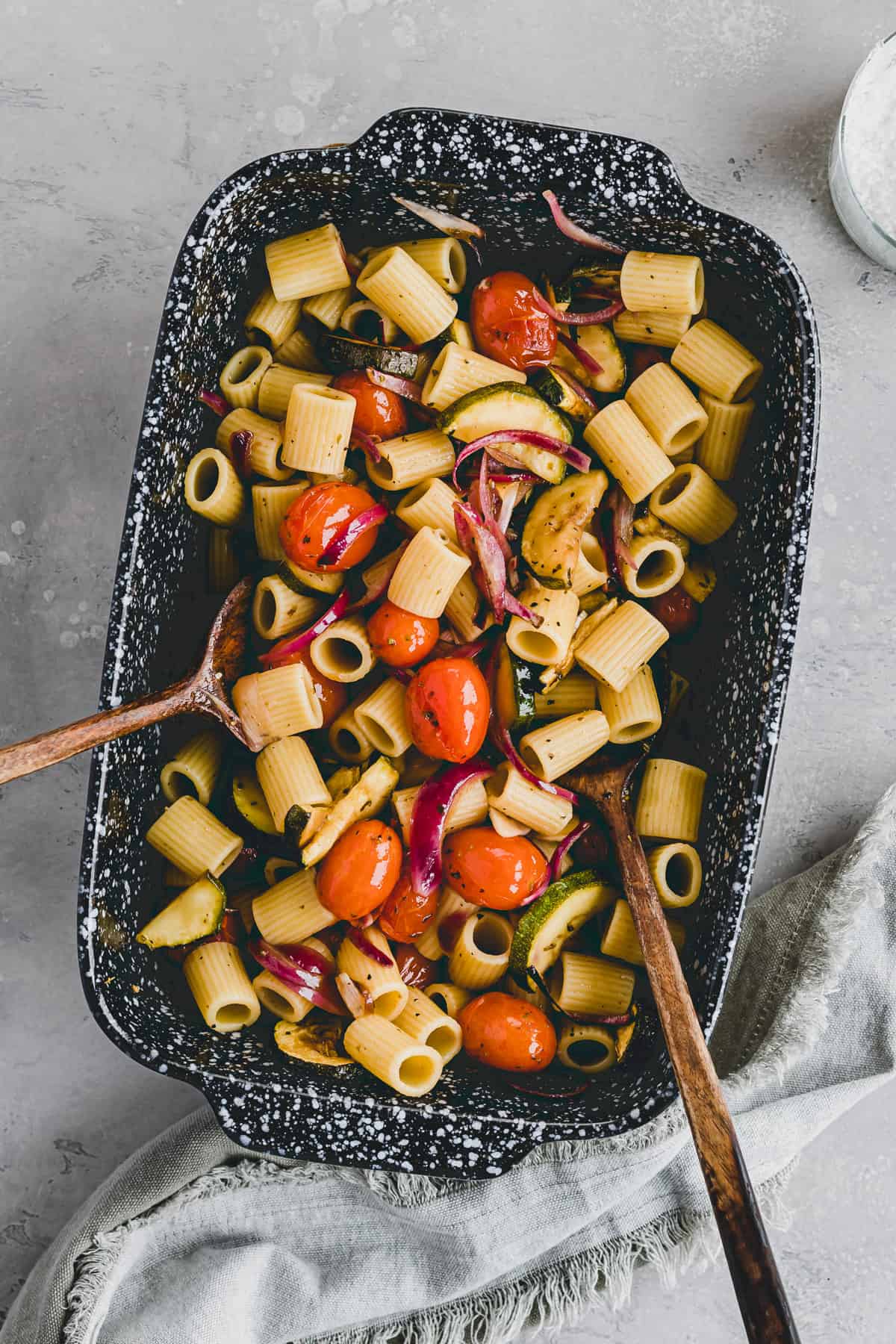 pasta mit zucchini und tomaten in einer auflaufform