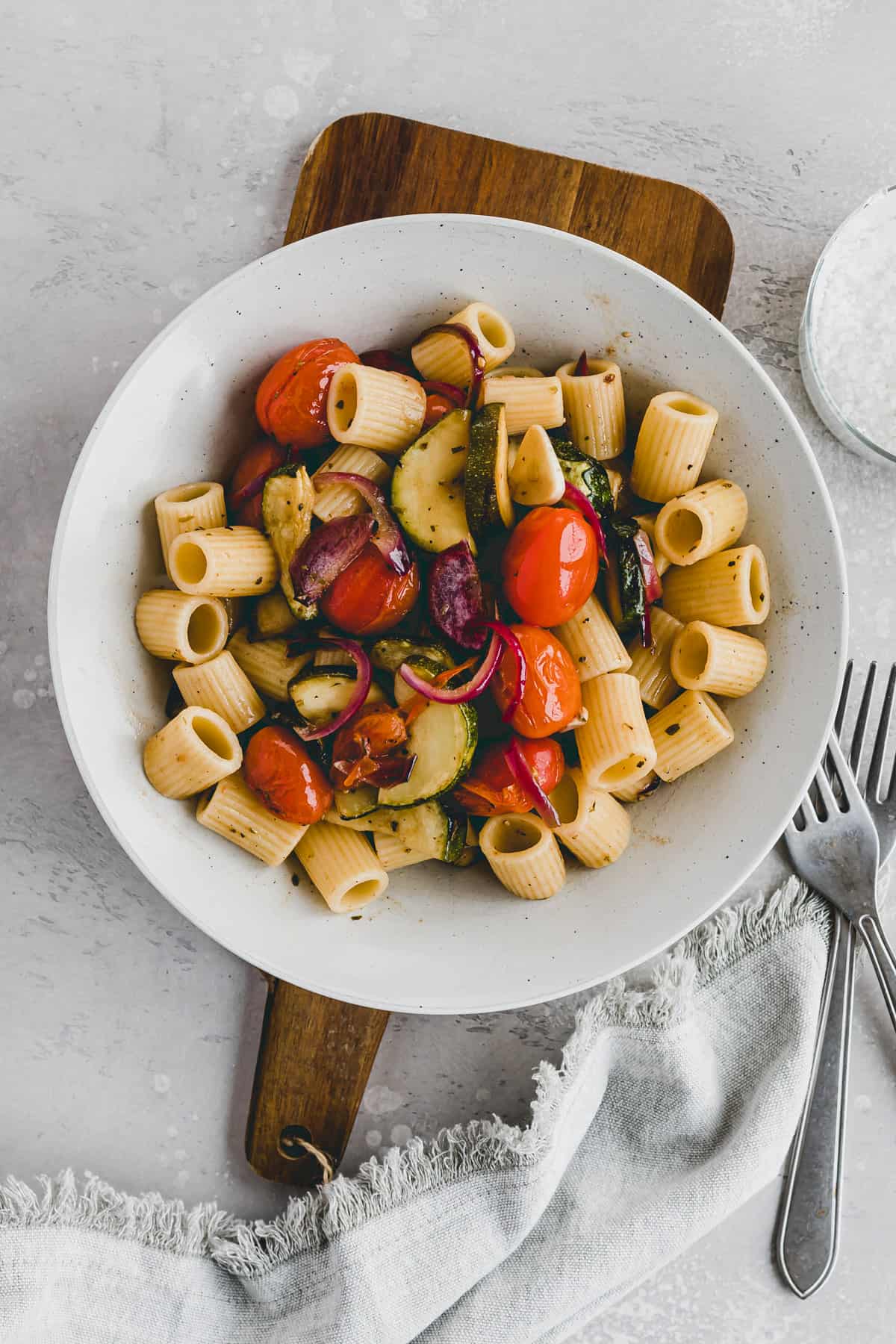 schnelle nudeln mit zucchini und cherrytomaten in einem teller