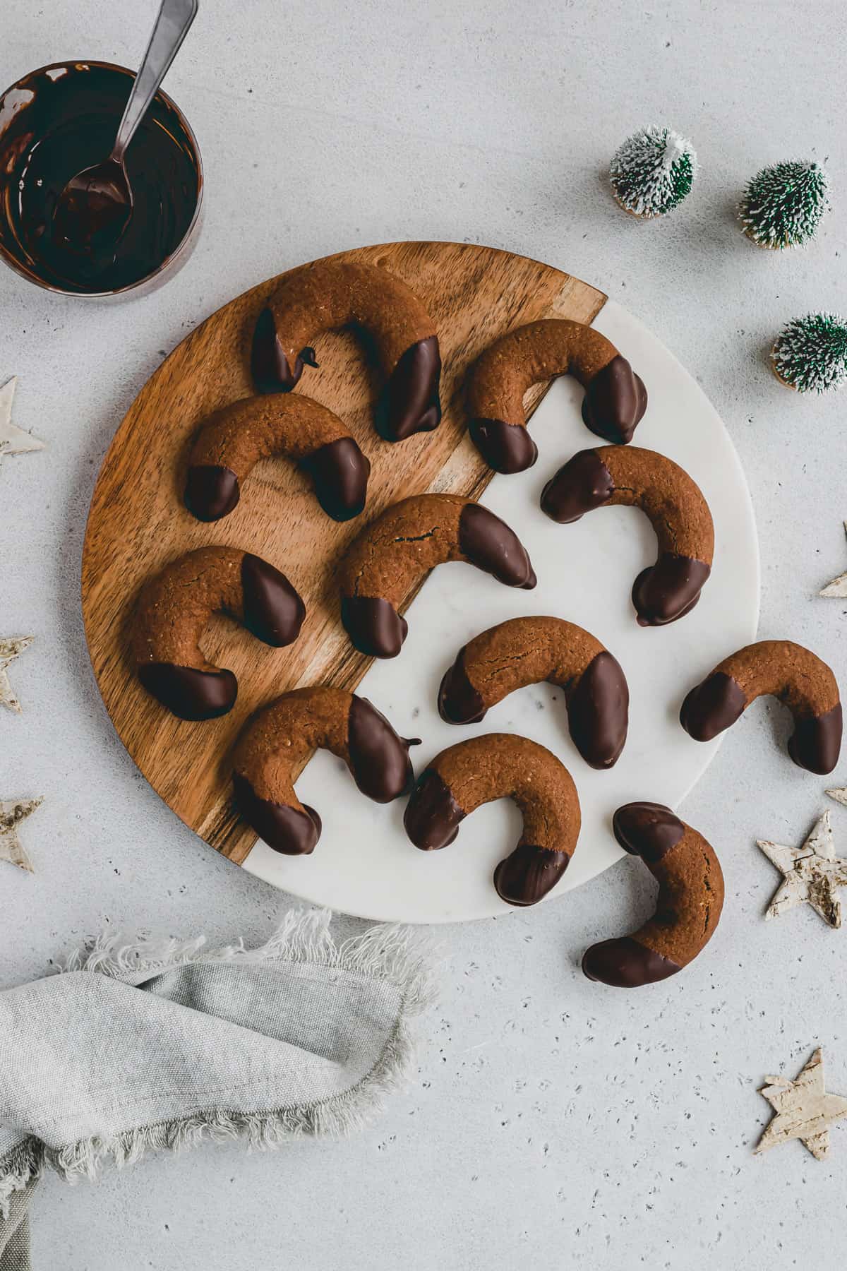 vegane schokokipferl auf einem marmorbrett