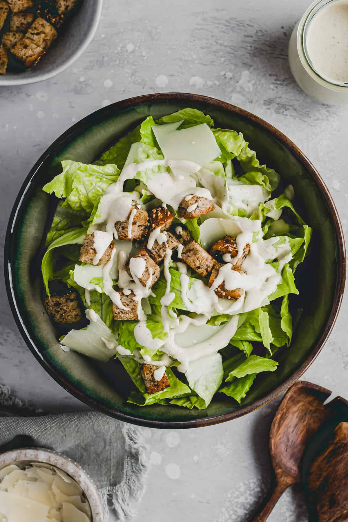 vegetarischer caesar salat mit croutons und parmesan in einer schüssel