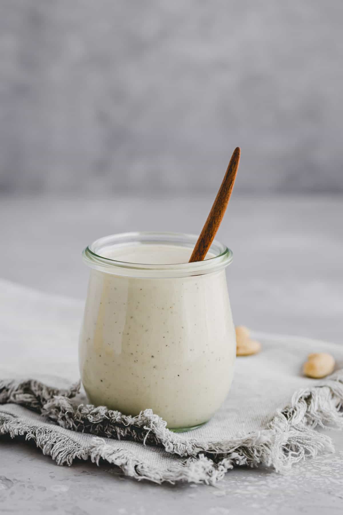 caesar dressing mit cahewkernen in einem glas