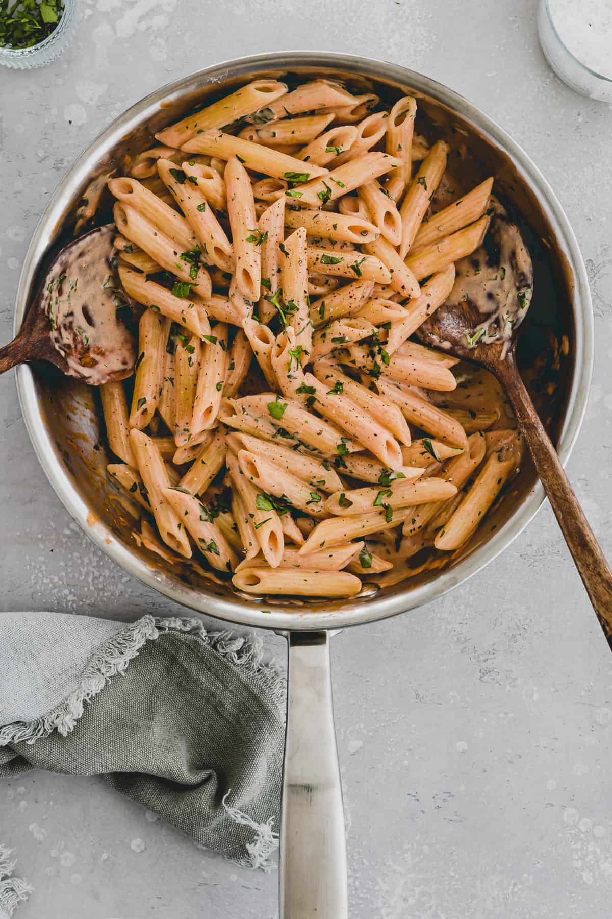 penne cinque pi in einer pfanne