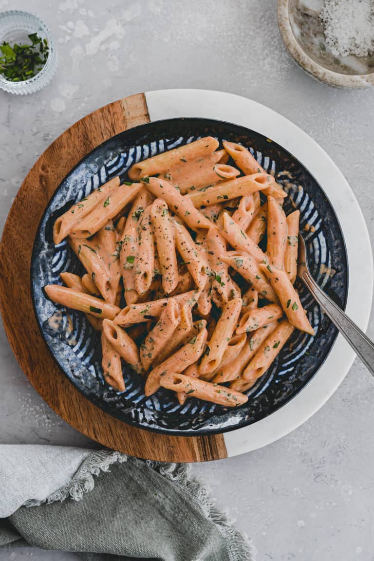 penne cinque pi in einem blauen teller