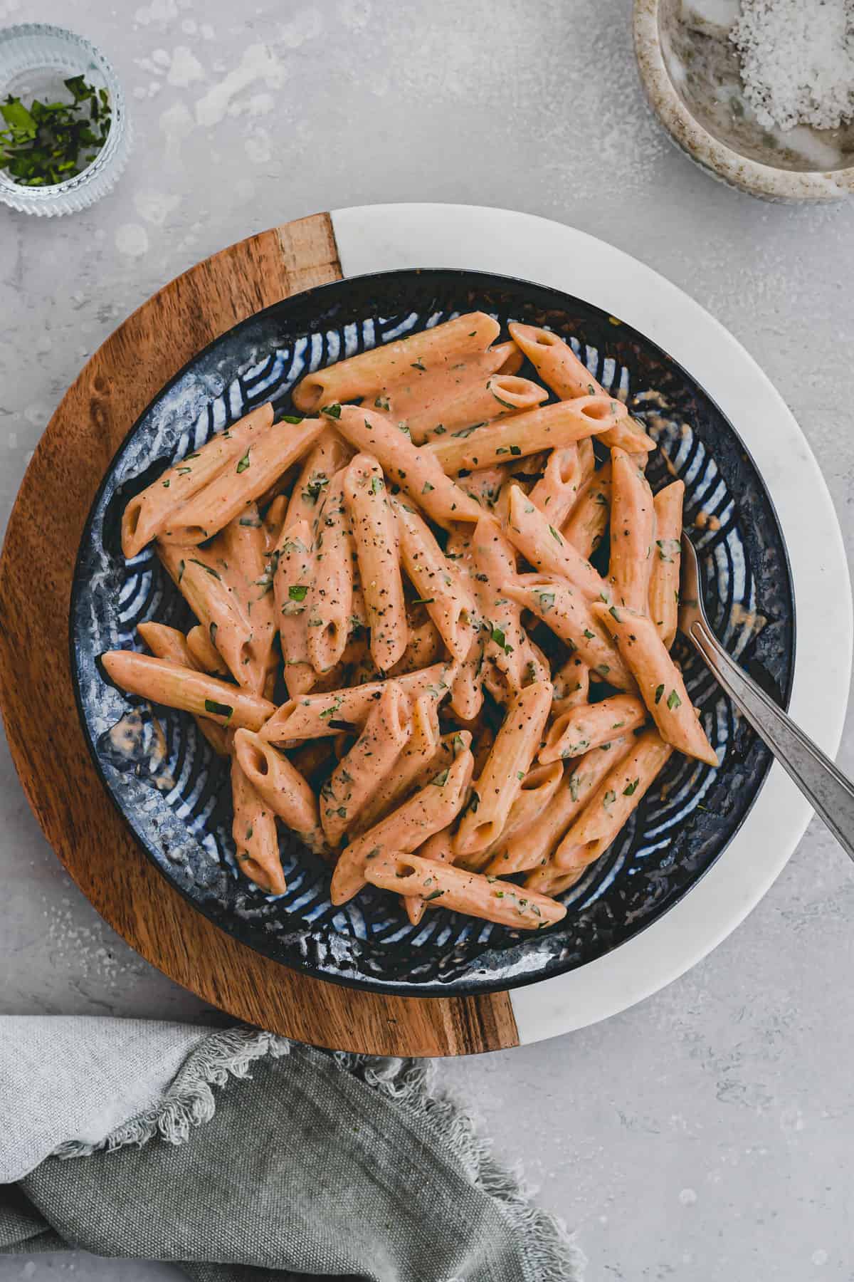 penne cinque pi in einem blauen teller