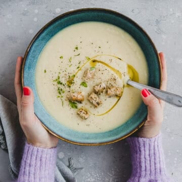 selleriesuppe mit apfel in einer blauen schüssel