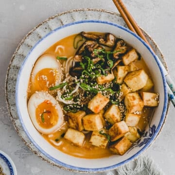 miso ramen mit tofu in einer ramen schüssel serviert